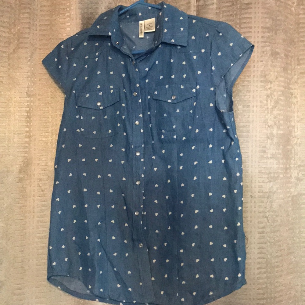 Sleeveless button up top with white hearts